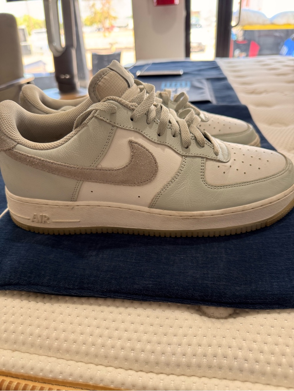 Nike Men's Low-Top Sneakers in Light Gray and White